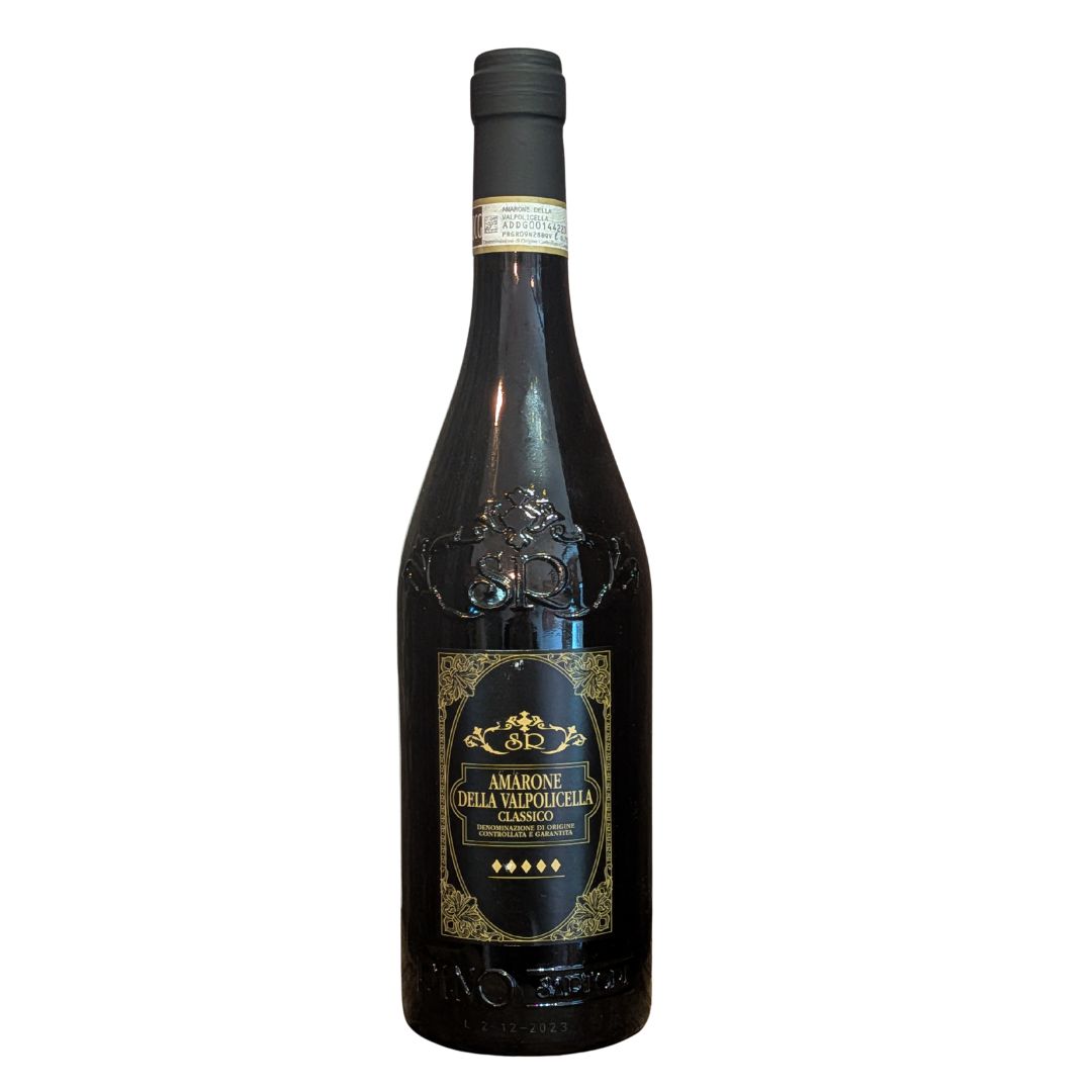 Bottiglia di Amarone della Valpolicella Classico DOCG con etichetta nera e cornice dorata, monogramma SR e decoro in rilievo sul vetro